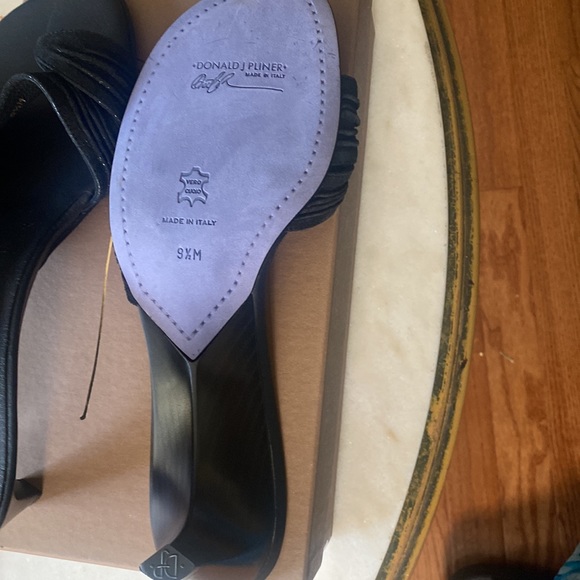 Donald J Pliner’s beautiful black mule,  made in Italy size 9 1/2 - Picture 4 of 5